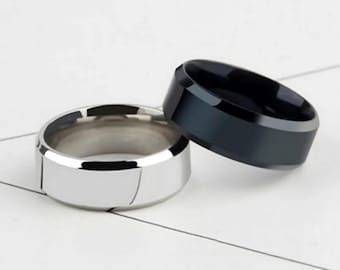 タングステンカーバイド製メンズ結婚指輪、快適フィット、センター部分はつや消し仕上げ、エッジは斜め仕上げ、カスタム彫刻入り。
