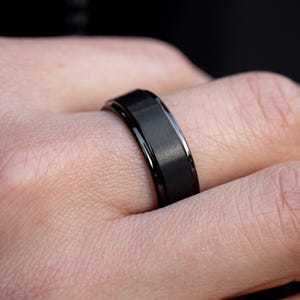 Vigselring i volframkarbid för män, bekväm passform, borstad mittfinish, fasade kanter, specialgravyr. bild 7