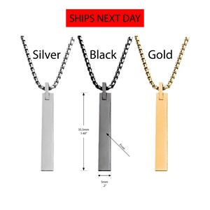K&ouml;nnte beinhalten: Drei Halsketten mit Anh&auml;ngern in Silber, Schwarz und Gold. Jede Halskette hat einen rechteckigen Anh&auml;nger, ca. 3,5 cm lang und 0,5 cm breit, der an einer Kette h&auml;ngt. Der Text "SHIPS NEXT DAY" steht oben.