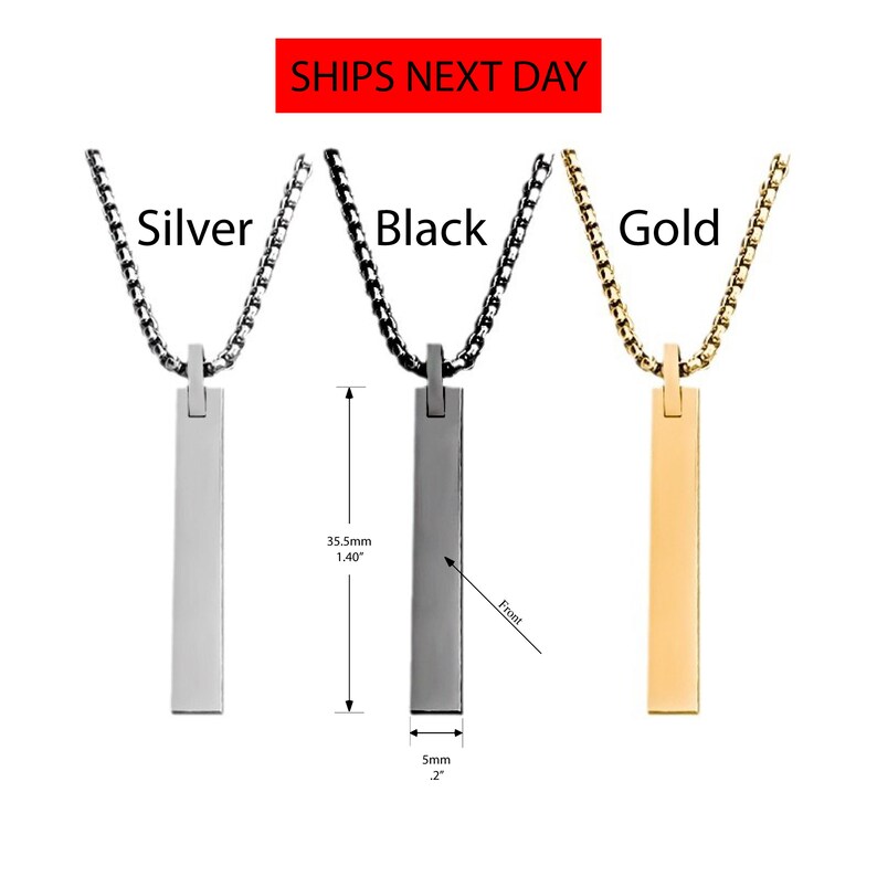 K&ouml;nnte beinhalten: Drei Halsketten mit Anh&auml;ngern in Silber, Schwarz und Gold. Jede Halskette hat einen rechteckigen Anh&auml;nger, ca. 3,5 cm lang und 0,5 cm breit, der an einer Kette h&auml;ngt. Der Text "SHIPS NEXT DAY" steht oben.