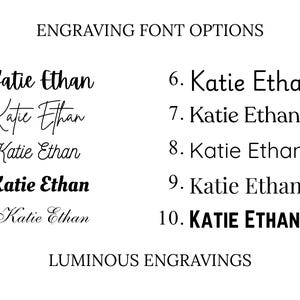 Puede incluir: Un fondo blanco muestra diez opciones de fuente para grabar, cada una mostrando los nombres "Katie Ethan". Las fuentes var&iacute;an en estilo, desde cursiva elegante hasta letras en negrita. Tambi&eacute;n se ve el texto "ENGRAVING FONT OPTIONS" y "LUMINOUS ENGRAVINGS".