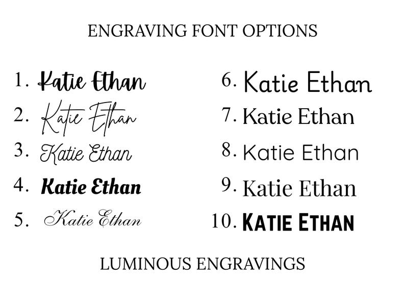 Puede incluir: Un fondo blanco muestra diez opciones de fuente para grabar, cada una mostrando los nombres "Katie Ethan". Las fuentes var&iacute;an en estilo, desde cursiva elegante hasta letras en negrita. Tambi&eacute;n se ve el texto "ENGRAVING FONT OPTIONS" y "LUMINOUS ENGRAVINGS".