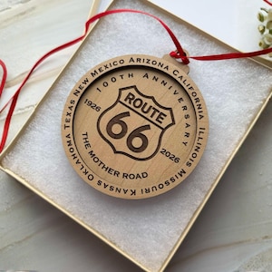Lasergegraveerd Route 66-ornament | 100e verjaardag | De moederweg aandenken | Roadtripcadeaus afbeelding 4