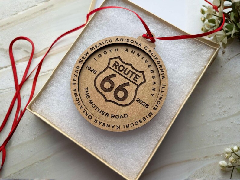 Lasergegraveerd Route 66-ornament | 100e verjaardag | De moederweg aandenken | Roadtripcadeaus afbeelding 4