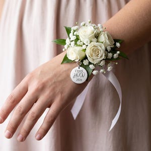 Personalisierter HOCO-Blumenanhänger | Ansteckblumen | Blumenstrauß-Akzent (Abschlussjahrgang 2026) Bild 3