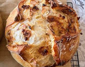 Handwerkliches weißes Schokoladen-Mandel-Sauerteigbrot, natürlich fermentiertes Brot
