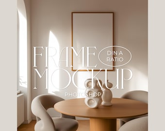 Puede incluir: Interior de una habitación con mesa de madera, sillas y jarrones decorativos. Un mockup enmarcado está en la pared. El texto "FRAME MOCKUP PHOTOSHOP" se muestra en blanco. La habitación está bañada por la luz natural.