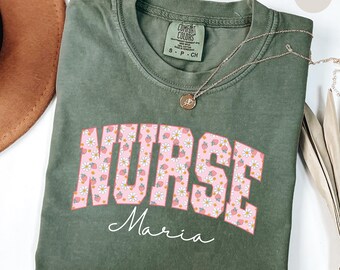 Personalisierte Krankenschwester Geschenk, benutzerdefinierte Blumen Krankenschwester Shirt, RN Krankenschwester Shirts, Geschenk für Krankenschwester, Krankenschwester Woche Shirt,