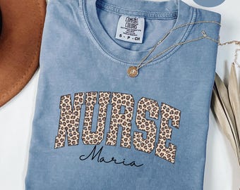 Personalisierte Krankenschwester Geschenk, benutzerdefinierte Leopard Krankenschwester Shirt, RN Krankenschwester Shirts, Geschenk für Krankenschwester, Krankenschwester Woche Shirt, Krankenpflege Studenten Geschenk, Krankenschwester Graduate Shirt