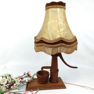 Lámpara de mesa belga vintage con bomba de agua: base de madera de los años 70 y pantalla de piel de vaca, tirador funcional y original, decoración retro.