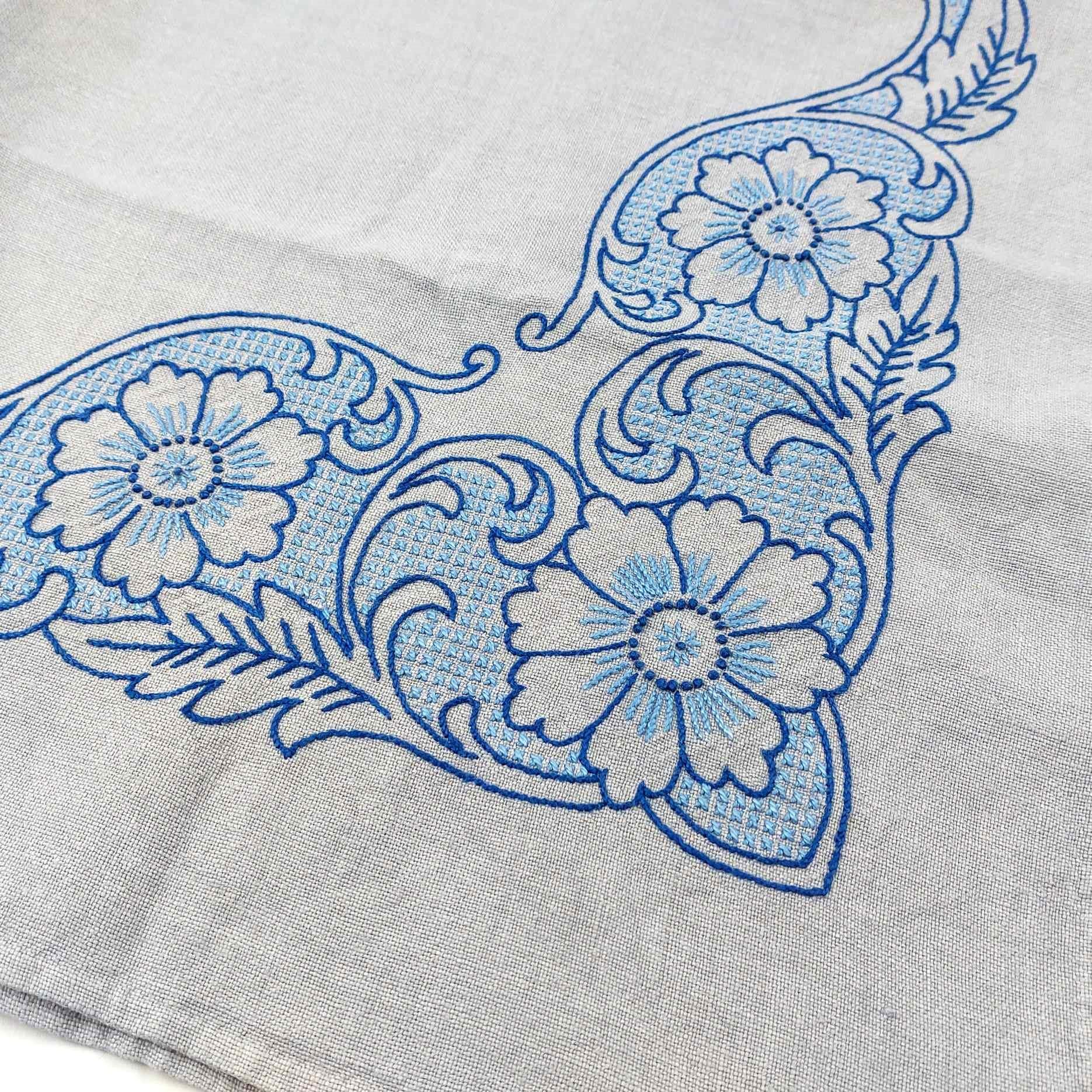 ヴィンテージブルー刺繍テーブルクロス – 花柄コーナーデザイン – 88 x
