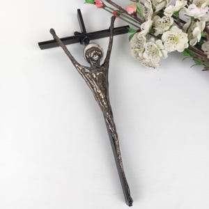 Modern Metal Jesus Wall Cross - Sculptural Crucifix with Leather Loop – Vintage Christian Wall Art 33cm