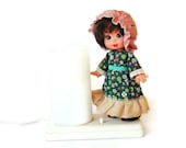 Vintage Holly Hobbie pop nachtlampje, meisje kamer decor, motorkap pop lamp, pop decoratie, Toy Doll nachtlampje, Sarah Kay stijl lamp