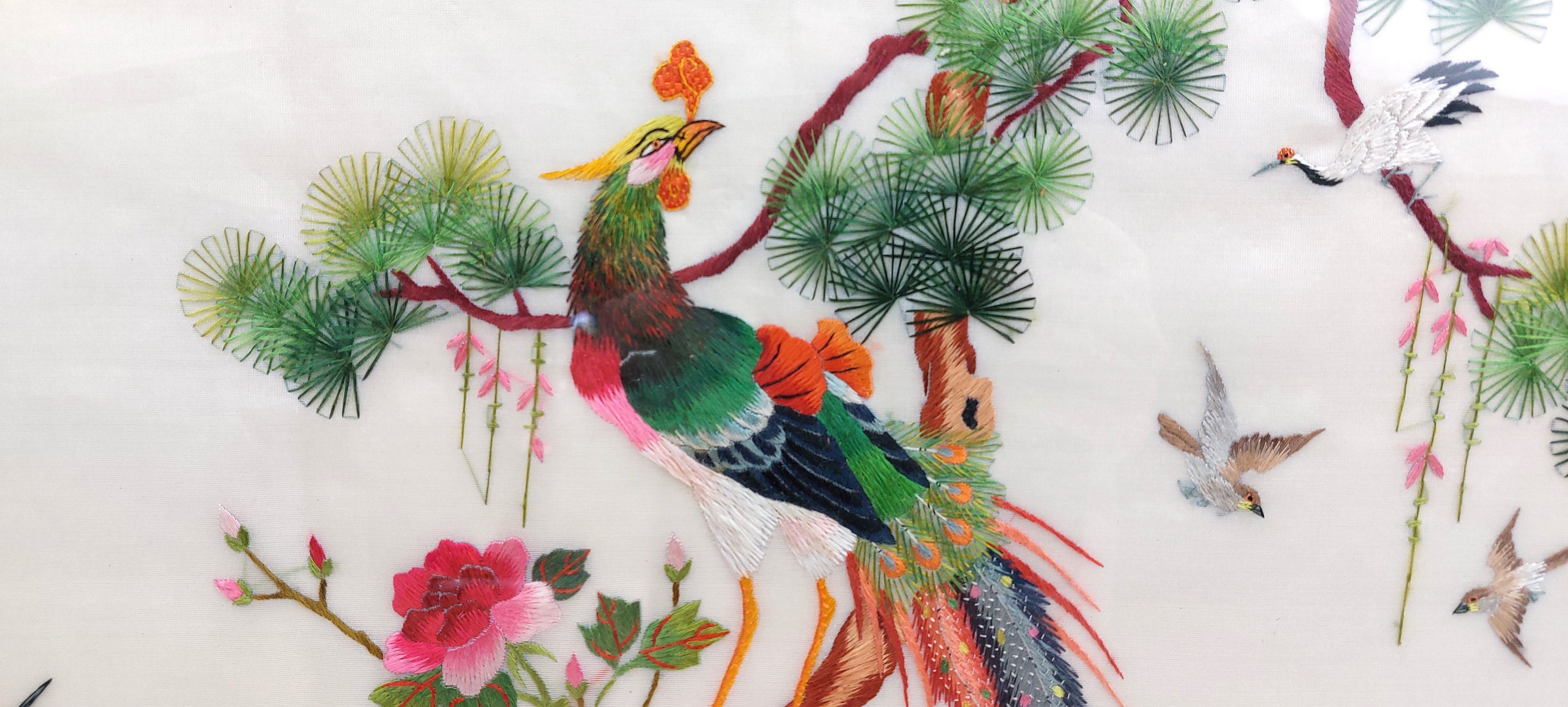 中国孔雀シルク刺繍アート作品（額入り） - ヴィンテージシノワズリ壁