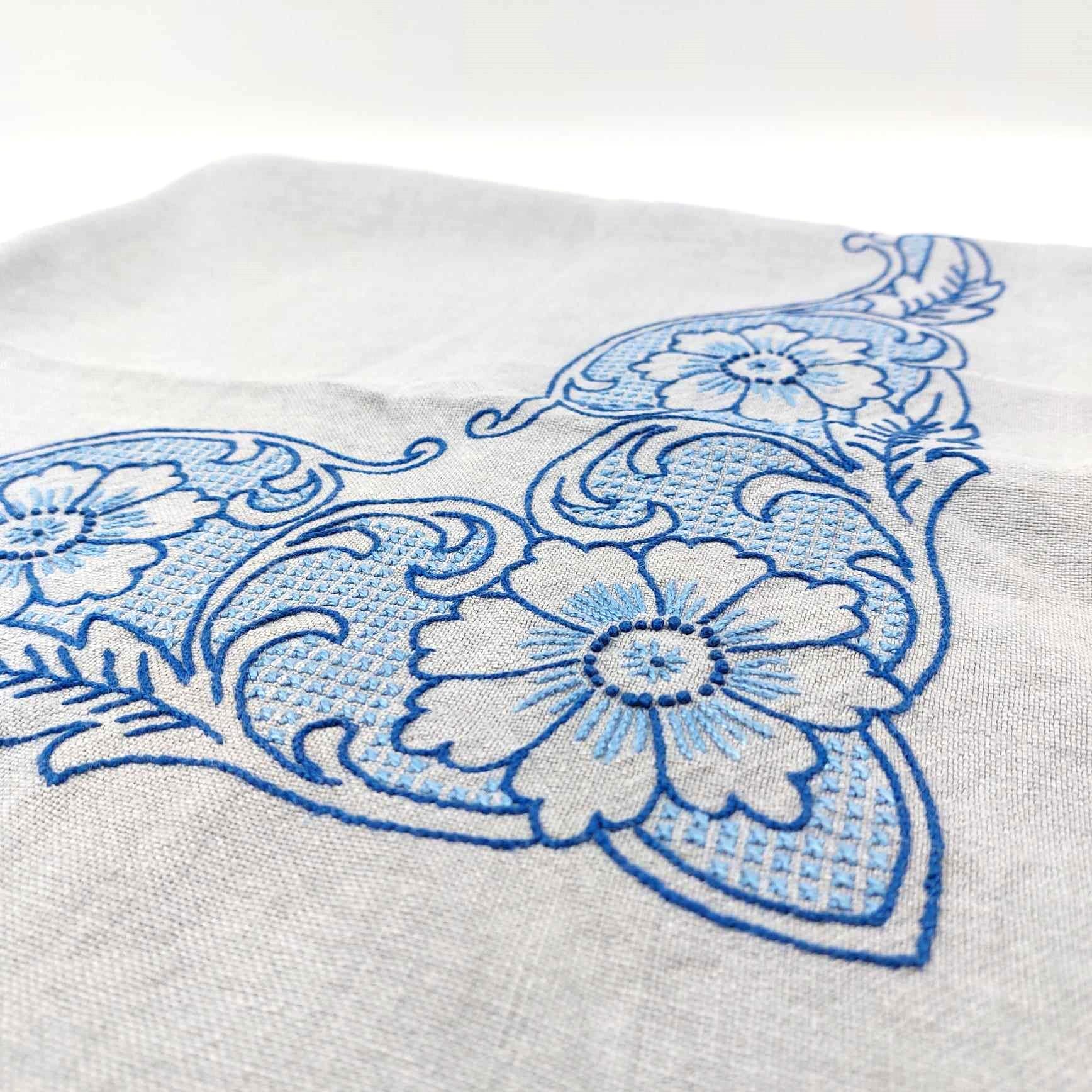 ヴィンテージブルー刺繍テーブルクロス – 花柄コーナーデザイン – 88 x