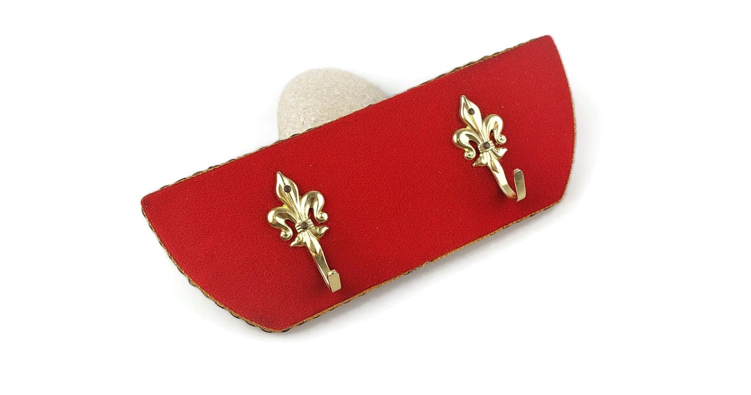 ヴィンテージ真鍮製フルール・ド・リス柄の赤いベルベットのコート