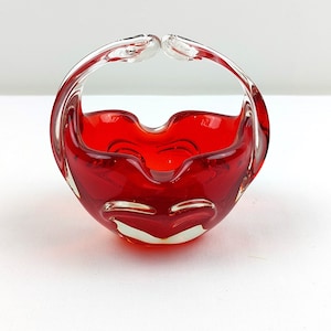 Cenicero vintage de cristal rojo con asas - Cuenco para baratijas de mediados de siglo - Decoración retro para el hogar