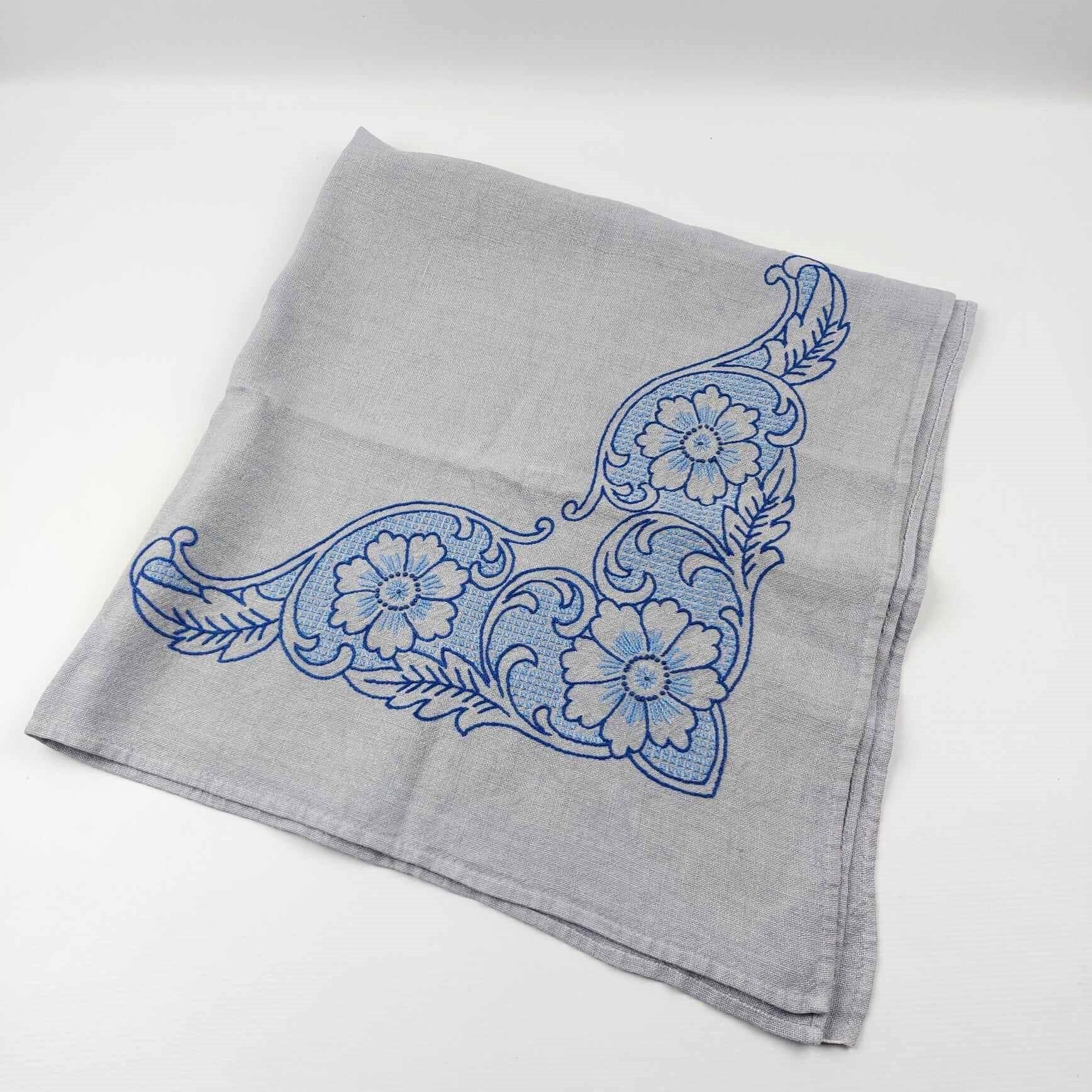 ヴィンテージブルー刺繍テーブルクロス – 花柄コーナーデザイン – 88 x