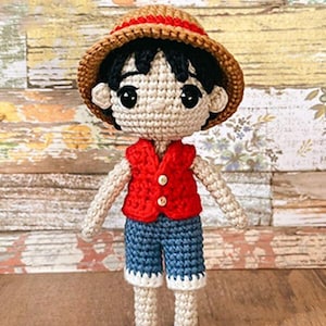 Afgewerkte pop van schattige kleine jongen met strohoed gehaakte amigurumi pluche eendelig Luffy