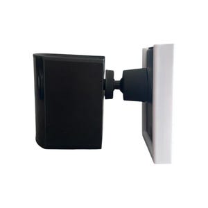Puede incluir: Un dispositivo electrónico rectangular negro montado sobre una base rectangular blanca mediante una rótula negra ajustable. El dispositivo presenta un exterior oscuro y liso y está colocado horizontalmente, extendiéndose desde la placa blanca.