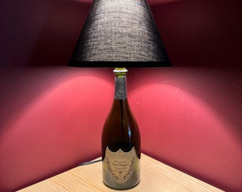 Lampada a forma di bottiglia di champagne Dom Perignon 2015 - Include paralume e lampadina
