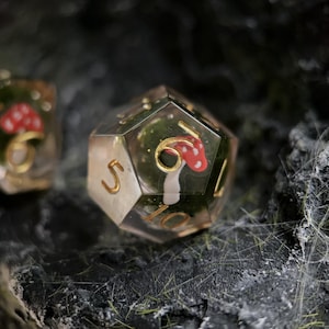 Pilze und Moos - 7 DnD Pilz Würfel Set Polyedrische Würfel Für DnD TtRPG Tabletop-Spiele - Mit Pilzen Inide- Full Set Resin Sharp Edge