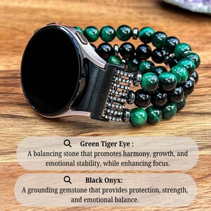 Puede incluir: Un reloj inteligente negro con una banda de cuentas de ojo de tigre verde y &oacute;nix negro. La banda est&aacute; hecha de tres filas de cuentas. El texto "Green Tiger Eye: A balancing stone that promotes harmony, growth, and emotional stability, while enhancing focus." y "Black Onyx: A grounding gemstone that provides protection, strength, and emotional balance." se muestra debajo del reloj.