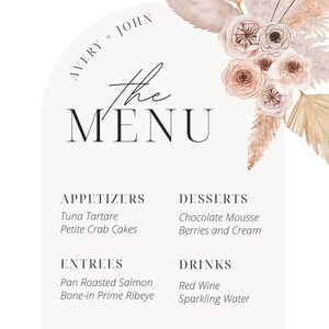 Könnte beinhalten: Eine Hochzeitskarte mit beigefarbenem Hintergrund und einem floralen Design in der oberen rechten Ecke. Die Karte ist mit "The Menu" betitelt und listet Vorspeisen, Hauptgerichte, Desserts und Getränke auf.