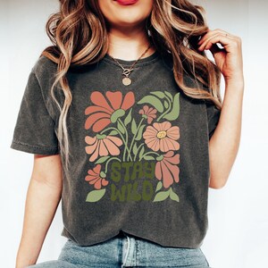 Comfort Colors Stay Wild Shirt, Floral Women Shirt, Women Rights Shirt, Empowered Women Tees, Inspirational Women Shirt, Feminist Gift Bild 4