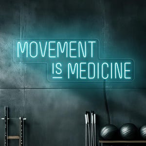 Ruch to medycyna neonowy znak, neonowy znak GYM, znak fizjoterapii, motywacyjny neonowy znak, dekoracja neonowego znaku fitness, dekoracja ścienna GYM