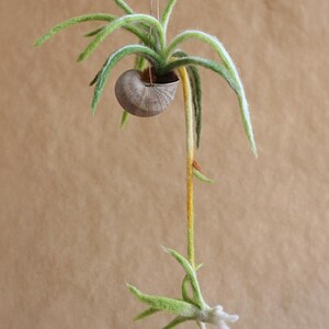 Plante araignée en laine feutrée à l'aiguille dans une coquille d'escargot。サスペンダー。ユニークな作品。