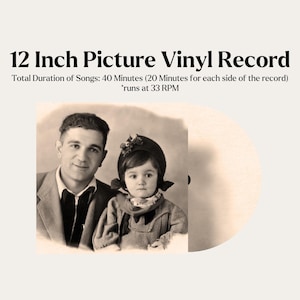 Pode incluir: Um disco de vinil de imagem de 12 polegadas com uma foto em preto e branco de um homem e uma menina. O disco é bege com um rótulo castanho. O texto no disco diz "12 Inch Picture Vinyl Record", "Total Duration of Songs: 40 Minutes (20 Minutes for each side of the record)", e "*runs at 33 RPM".