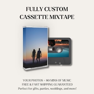 Pode incluir: Uma mixtape de cassete personalizada com uma foto de um casal em silhueta contra um pôr do sol. A cassete está numa caixa transparente. O texto na imagem diz "FULLY CUSTOM CASSETTE MIXTAPE".