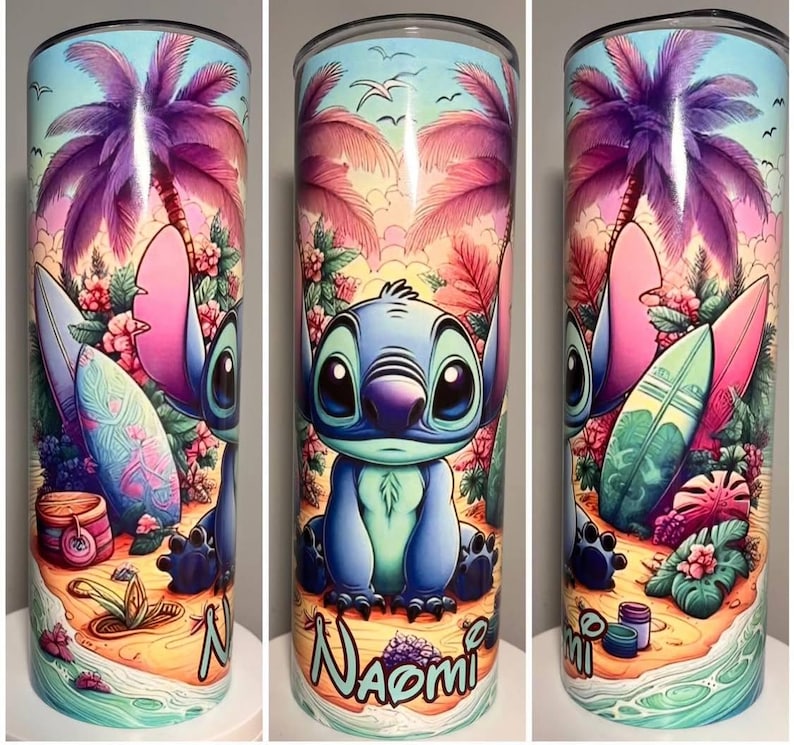 Op de afbeelding: Een roestvrijstalen beker met een kleurrijk tropisch ontwerp met Stitch, palmbomen en surfplanken. De achtergrond bevat een strandsc&egrave;ne met bloemen en de naam "Naomi". De beker is ongeveer 20 cm hoog.