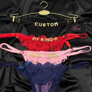 Regalo de aniversario, Tanga con nombre personalizado, Tanga con dijes personalizados, Ropa interior personalizada con letras con dijes dorados