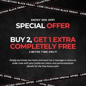 K&ouml;nnte beinhalten: Eine schwarze Werbegrafik mit wei&szlig;em und rotem Text: ENJOY 50% OFF! SPECIAL OFFER. BUY 2, GET 1 EXTRA COMPLETELY FREE. LIMITED TIME ONLY! Simply purchase two items and send me a message or leave an order note with your preferred colour and personalisation details for the free bonus pair! Der Hintergrund zeigt diagonale schwarze B&auml;nder mit wei&szlig;em Text: BLACK FRIDAY - LUXE COLLECTION und SPECIAL OFFER - LUXE COLLECTION.