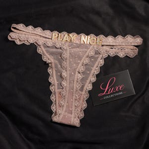 Personalisierter Name Tanga, Benutzerdefinierter Name Spitze Tanga, Benutzerdefinierter Name Tanga, Benutzerdefinierter Tanga Bild 8