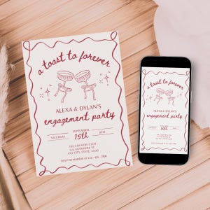 Könnte beinhalten: Eine cremefarbene Einladungskarte zur Verlobungsfeier und ein Smartphone mit demselben Design. Die Einladung enthält burgunderfarbenen Text und Illustrationen, darunter die Worte "a toast to forever" und Eventdetails.