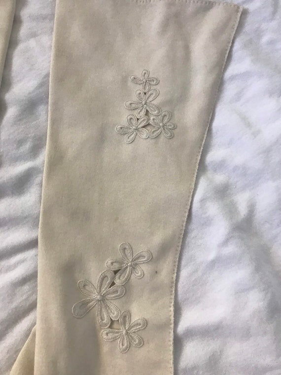 1950s Daisy Cutwork Embroidered Off White Gloves … - image 3