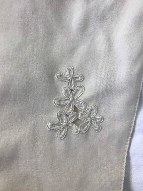 1950s Daisy Cutwork Embroidered Off White Gloves … - image 6