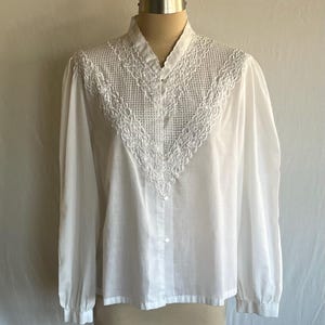 Blusa bordada con calados de los años 70: manga obispo estilo bohemio victoriano