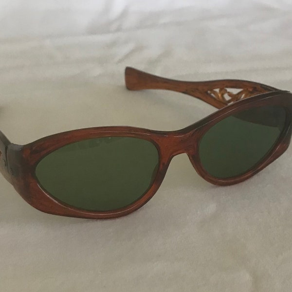 1950s Faux Tortoise Shell Carved Sunglasses with Green Lenses - Pin Up Sunglasses - Rockabilly Style Sunglasses - VLV