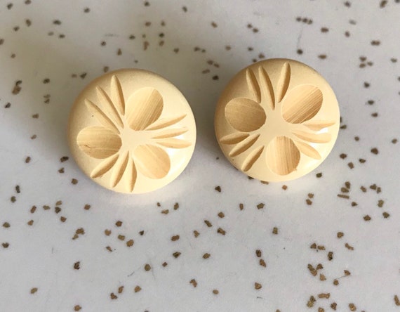 1940s Bakelite Cream Corn Clip On Earrings - Pin … - image 3