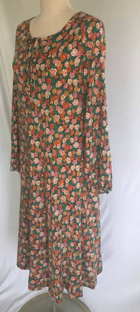 1970s Jersey Knit ROSE Print Tie Front Dress - Bo… - image 4