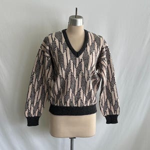 1980s BENETTON Jacquard Knit Wool V Neck Pullover Sweater - Pink and Gray - Preppy Style - Made in Italy - Abstract Knit - Geometric Knit