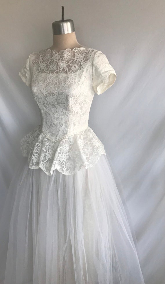 1950s Tulle and Lace Scalloped Peplum Wedding Gow… - image 2