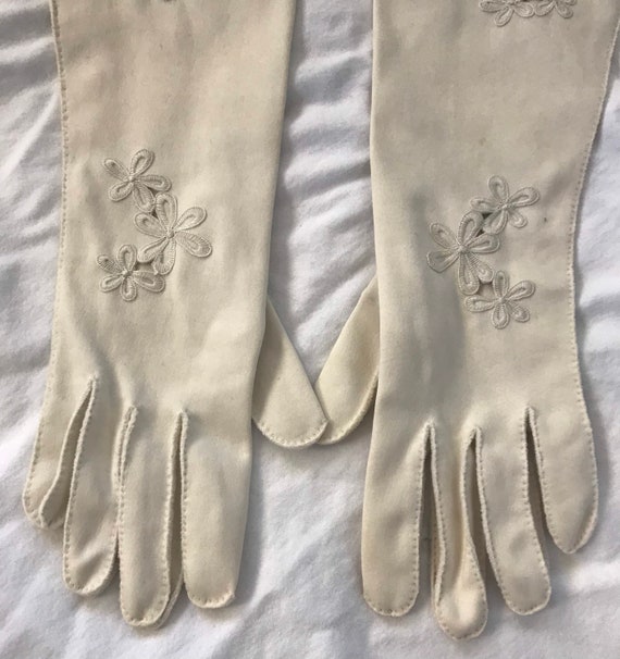 1950s Daisy Cutwork Embroidered Off White Gloves -