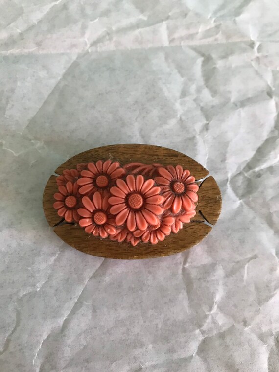 1940s Wood and Celluloid Daisy Brooch