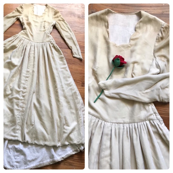 Beautiful 1940s Buttercream Velvet Scalloped Neckl