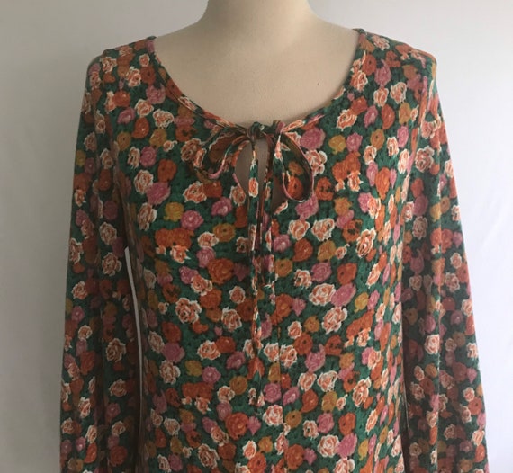 1970s Jersey Knit ROSE Print Tie Front Dress - Bo… - image 5